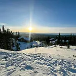 Modern With Ski-inout Near Birken Trails Prázdninový dům