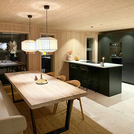 בית נופש Modern With Ski-inout Near Birken Trails *