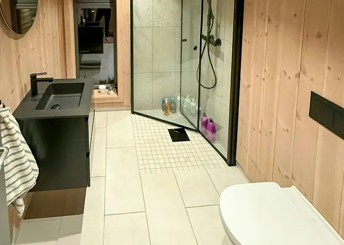 Modern With Ski-inout Near Birken Trails בית נופש